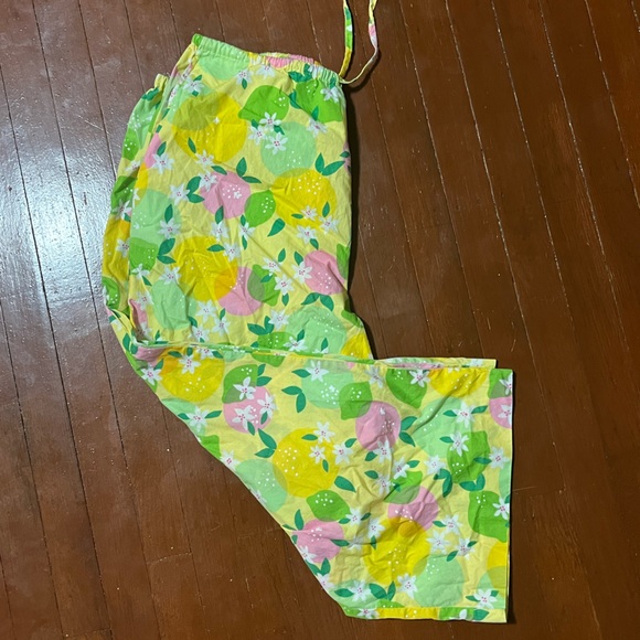 Lilly Pulitzer Flower and Fruit Capri Pants - Picture 5 of 9